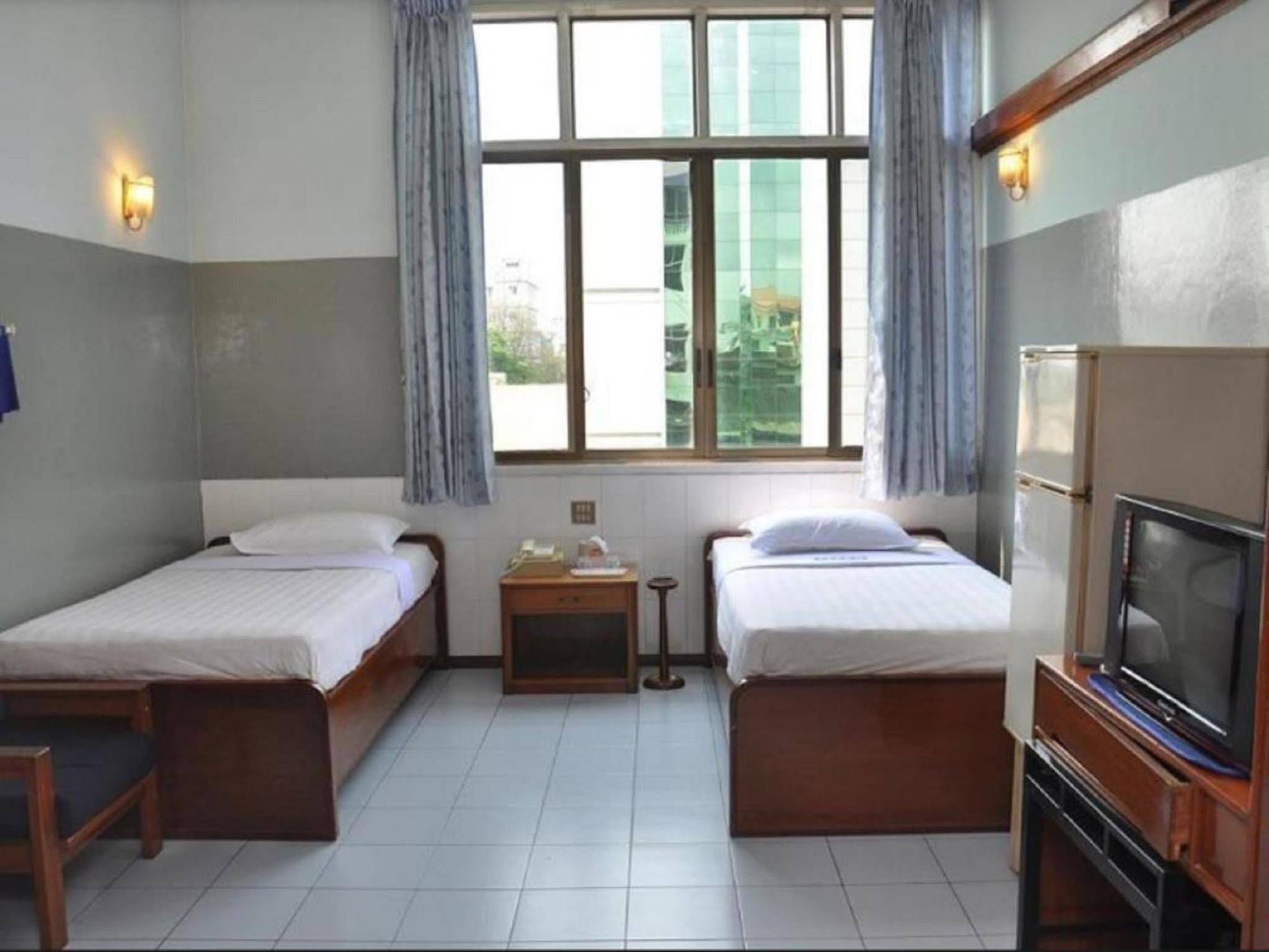 Fortune Hotel Mandalay Bagian luar foto