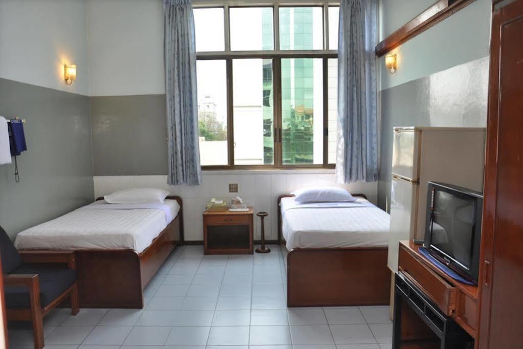 Fortune Hotel Mandalay Bagian luar foto